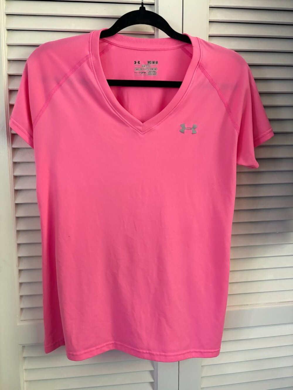 Under Armour HeatGear Women’s Medium Hot Pink V-Neck Athletic Shirt